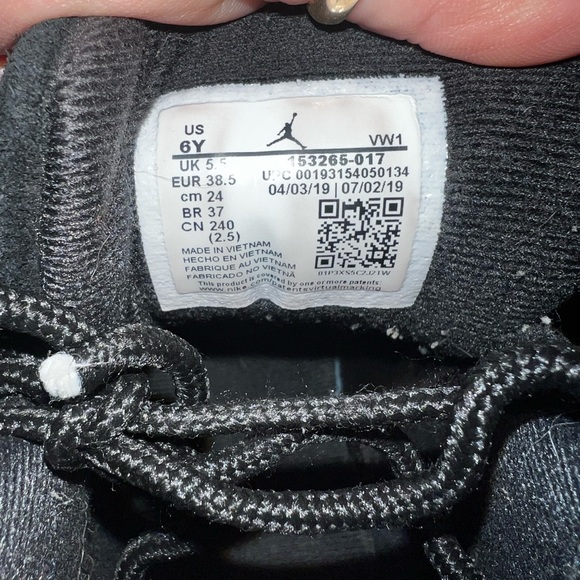 Air jordan 12 retro reverse taxi. Like new. Side 6 boys. - Picture 3 of 5